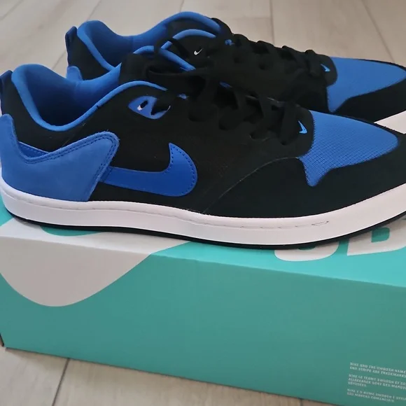 Nike Black and Blue Sneakers Size 11 Mens Shoes - Picture 5 of 6